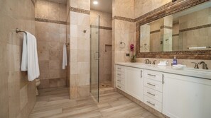 Dusche, Haartrockner, Handtücher