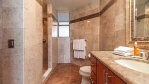 Dusche, Haartrockner, Handtücher