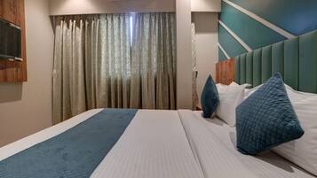 Habitación doble ejecutiva | Escritorio y espacio para trabajar con laptop