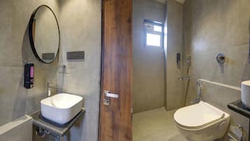 Regadera, jabón, shampoo, papel de baño