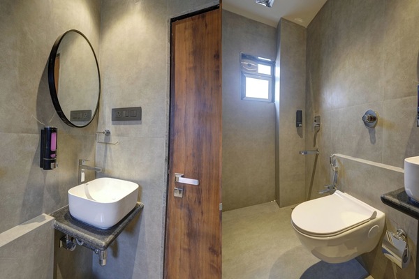 Een douche, zeep, shampoo, toiletpapier