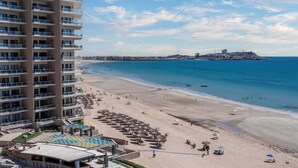 Un hôtel de grande hauteur doté de nombreux balcons donnant sur une plage.