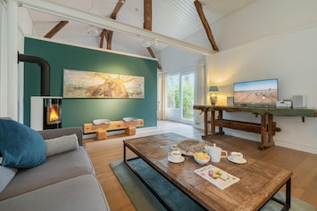 Wohnzimmer mit Ofen, TV, 2 Sofas