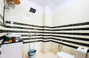 Chambre Double Deluxe, vue ville | Salle de bain | Articles de toilette gratuits, chaussons, serviettes fournies, savon