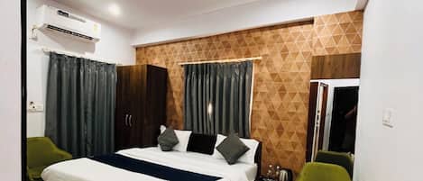 Habitación doble Deluxe, vista a la ciudad | Escritorio, insonorización y ropa de cama