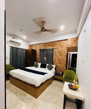 Deluxe Double Room, City View | Desk, soundproofing, bed sheets