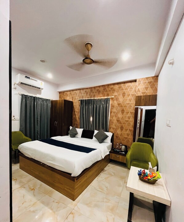 Deluxe tweepersoonskamer, uitzicht op de stad | Een bureau, geluiddichte muren, beddengoed