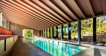 Historic Retreat in Peak District by River Dane