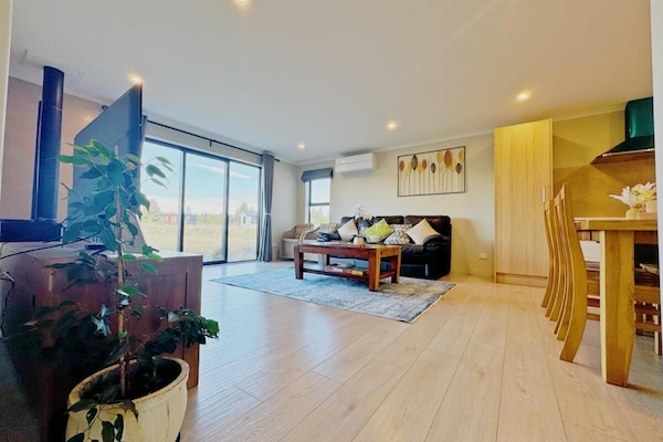 Superior Condo, Courtyard View | Living area