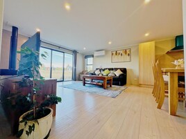 Superior Condo, Courtyard View | Living area