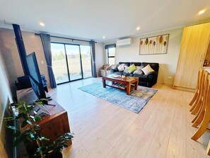 Living area - April Three Bedroom Apartment (Lake Tekapo)