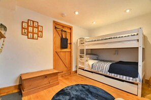 3 habitaciones, tabla de planchar con plancha y acceso a internet