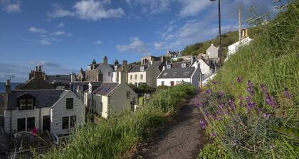 Cottage in Gardenstown by Moray Firth Coastline