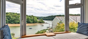 House in Malpas with Creek Views & Hot Tub