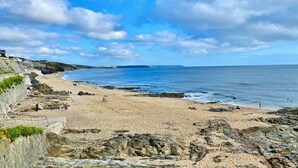 A coastal beach with rocky cliffs and a clear sky. - Cottage in Porthleven near St Michael’s Mount (Porthleven)