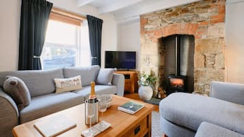 Una televisión, una chimenea