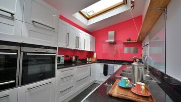 Een koelkast, een microgolfoven, een oven, een kookplaat