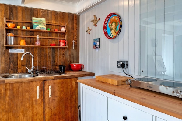 Kühlschrank, Mikrowelle, Herdplatte, Geschirrspüler