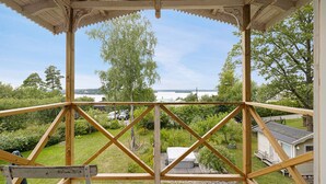 A wooden deck with a view of a lake and greenery. - Ref. 534251 (Saltsjö-Boo)
