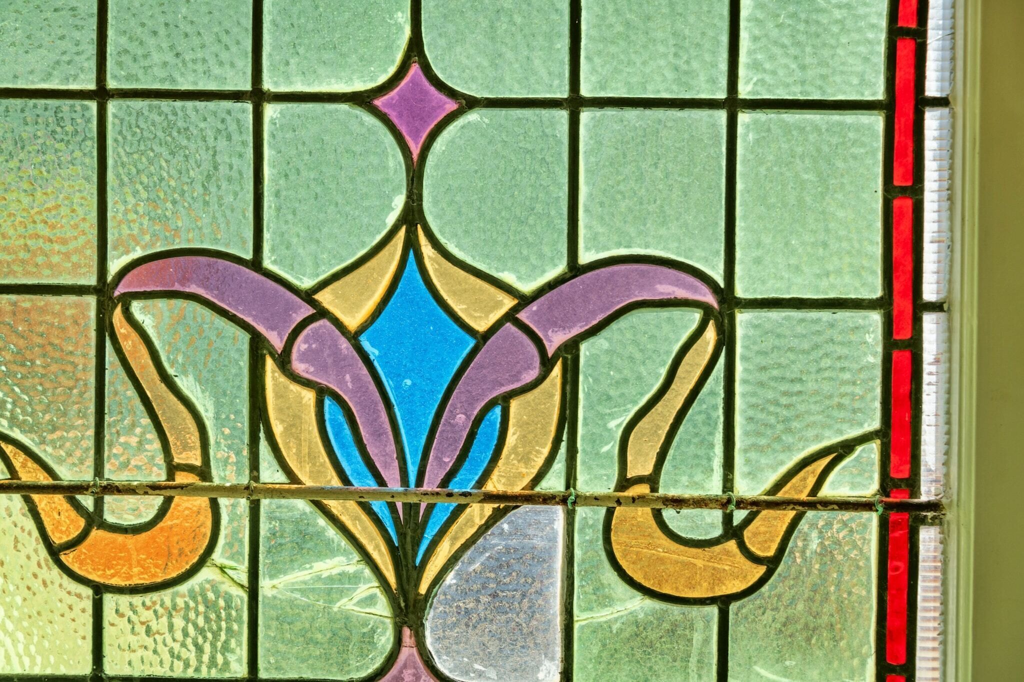 Une vitre décorée de motifs géométriques.