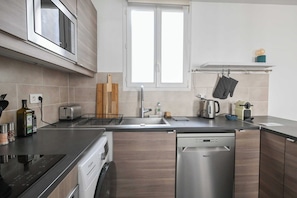 Réfrigérateur, micro-ondes, four, plaque de cuisson
