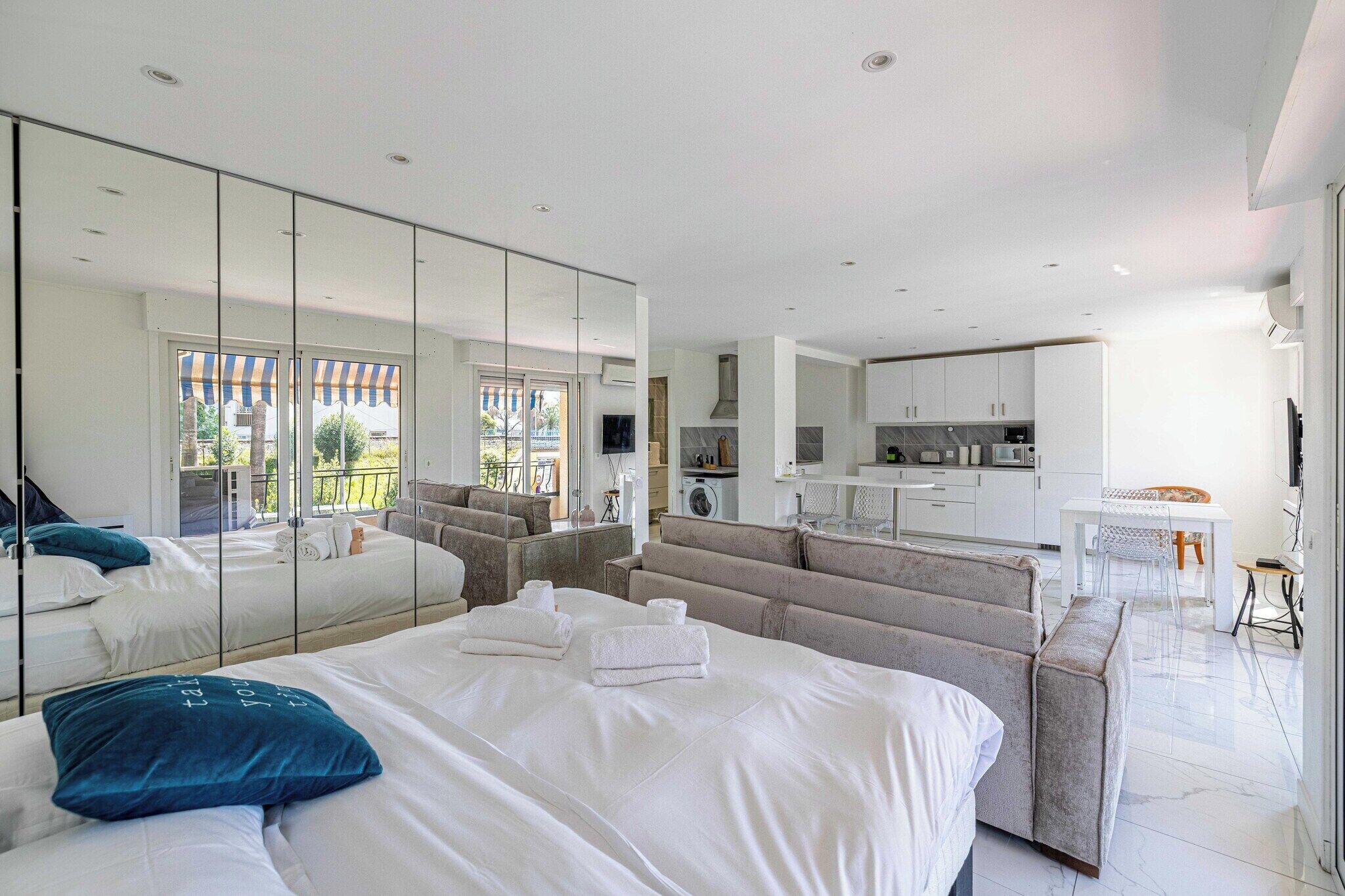 Iron/ironing board, travel crib, free WiFi