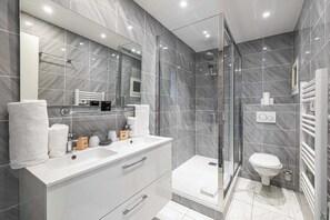 Douche, sèche-cheveux, serviettes fournies, shampoing