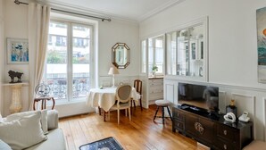 Unclassified image, 5 of 18, button - Classic Parisian 1BR Flat near Sacré-Cœur (Paris)