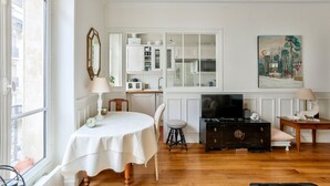 Unclassified image, 2 of 18, button - Classic Parisian 1BR Flat near Sacré-Cœur (Paris)