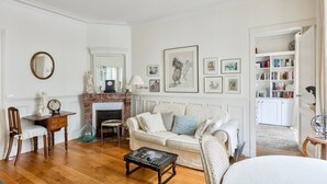 Unclassified image, 3 of 18, button - Classic Parisian 1BR Flat near Sacré-Cœur (Paris)