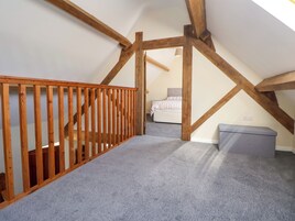 2 dormitorios, decoración individual, mobiliario individual