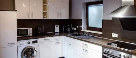 Geladeira, micro-ondas, fogão, cooktop