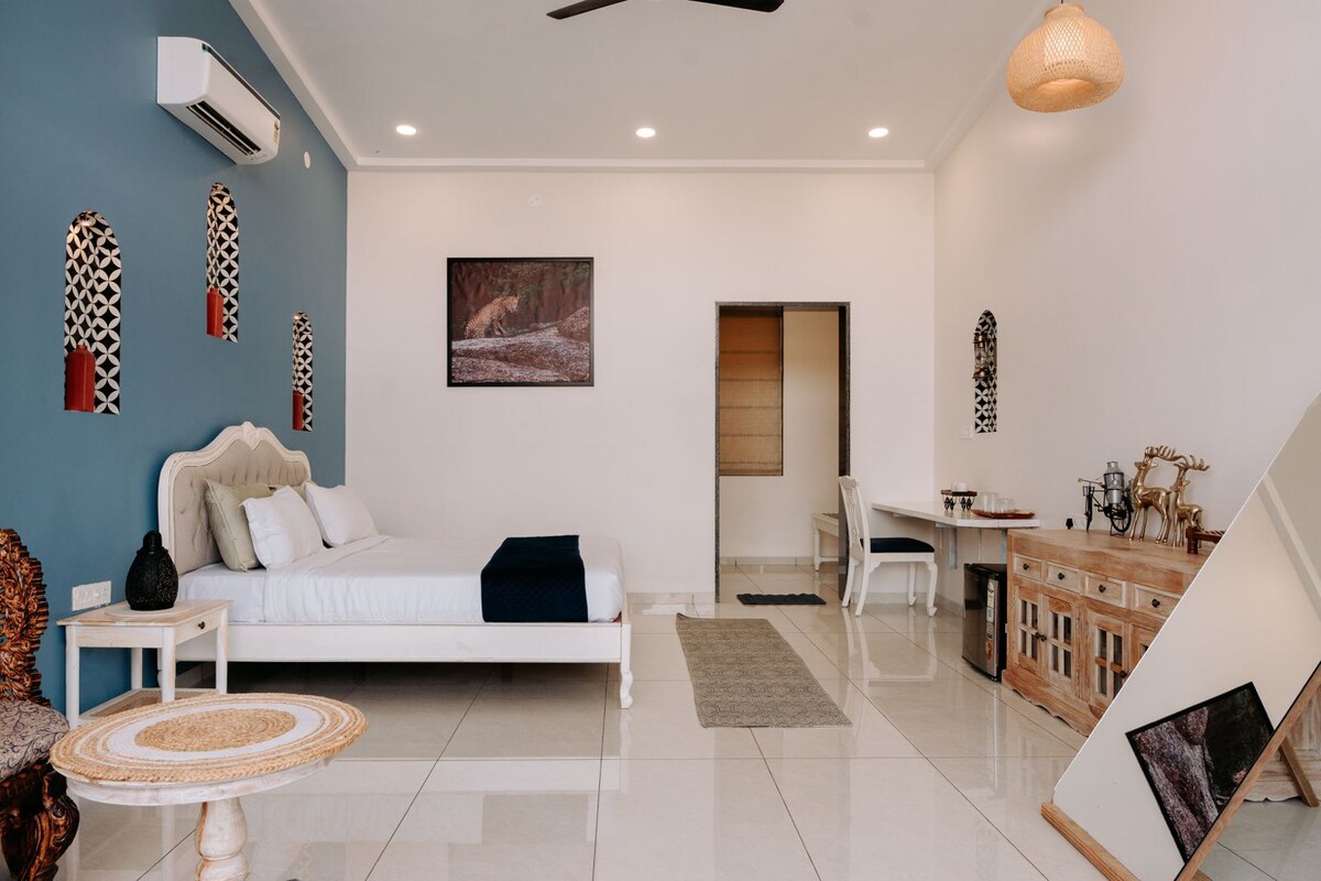 Luxury Double Room, Balcony, Hill View | Desk, laptop workspace, free WiFi