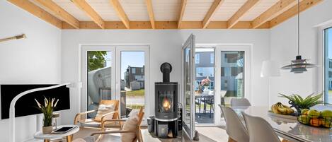 TV, fireplace, stereo