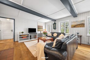 Televisión, chimenea, reproductor de DVD y estéreo