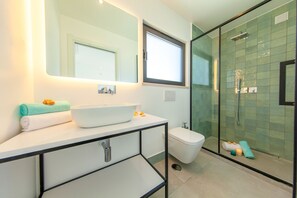 Een douche, handdoeken