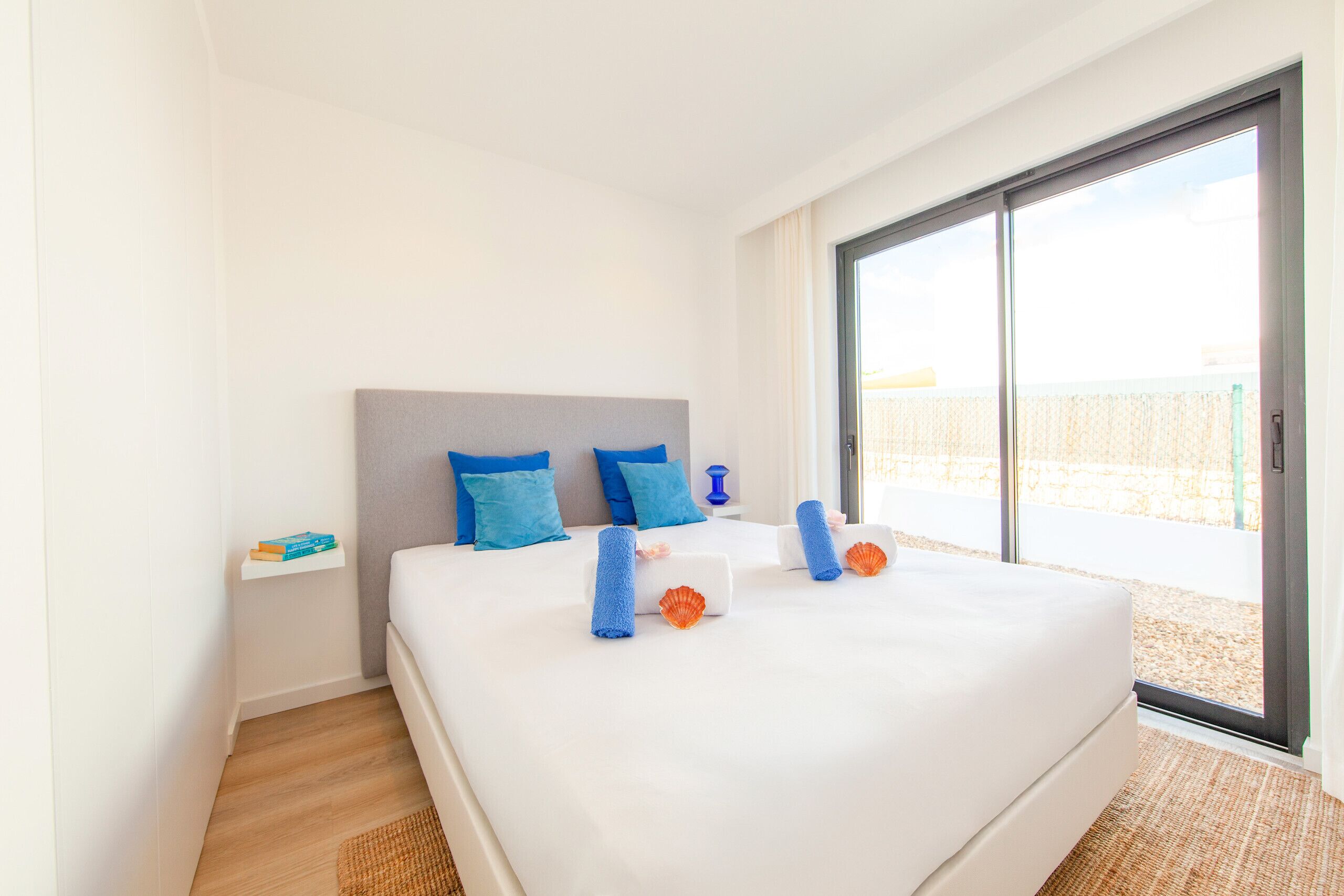 3 bedrooms, bed sheets