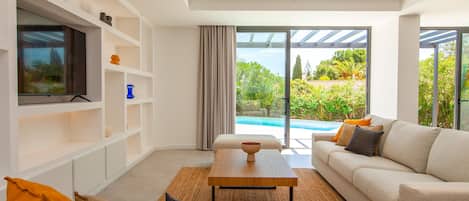 Microwave, dishwasher, coffee/tea maker, cookware/dishes/utensils