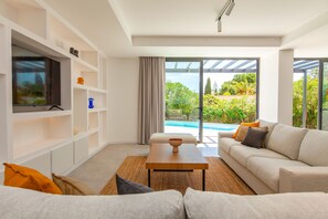 Mikrowelle, Geschirrspüler, Wasserkocher mit Kaffee-/Teezubehör