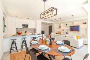 Mikrowelle, Geschirrspüler, Wasserkocher mit Kaffee-/Teezubehör