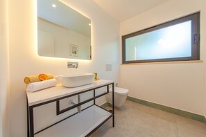 Shower, towels - Villa Farol Boutique (Lagoa)