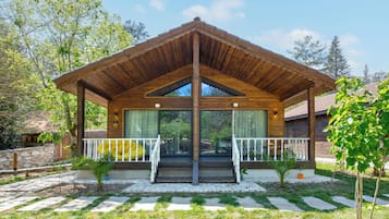 Superior Bungalow, Garden View | Blackout curtains, soundproofing, free WiFi