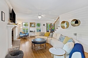 Smart TV - Great IOP Palm Blvd home! Pet friendly, golf cart, steps to beach! (Isle Of Palms)