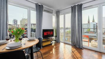 Apartamento Confort, lanai, vistas a la ciudad | Zona de estar | Televisión LCD de 40 pulgadas con canales por cable