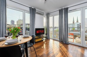 Appartement Confort, véranda, vue ville | Coin séjour | Télévision LCD de 40 pouces avec chaînes par câble