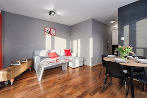 Appartamento Comfort, lanai, vista città | Area soggiorno | TV LCD 40 pollici con canali via cavo