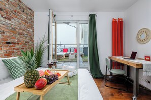 Apartamento conforto, varanda coberta, vista para a cidade | 2 quartos, cortinas blackout, quartos à prova de som