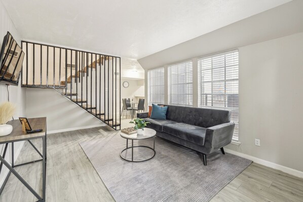 Smart-tv, böcker och kontor