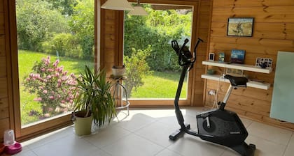 VILLA DE CHARME EN BOIS AVEC PISCINE PRIVĂE. LUMINEUSE, CALME, PROCHE TOULOUSE.