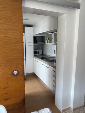 Réfrigérateur, micro-ondes, plaque de cuisson, cafetière/bouilloire